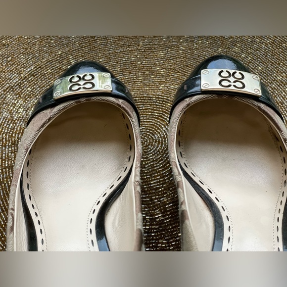 Coach Khaki Sig CC Pattern Close
Toe Wedge Dress Shoes w/Gold CC
Hardware - Picture 7 of 12